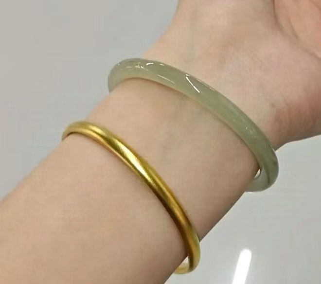 玉手镯好还是翡翠手镯好翡翠玉手镯戴在哪只手上好