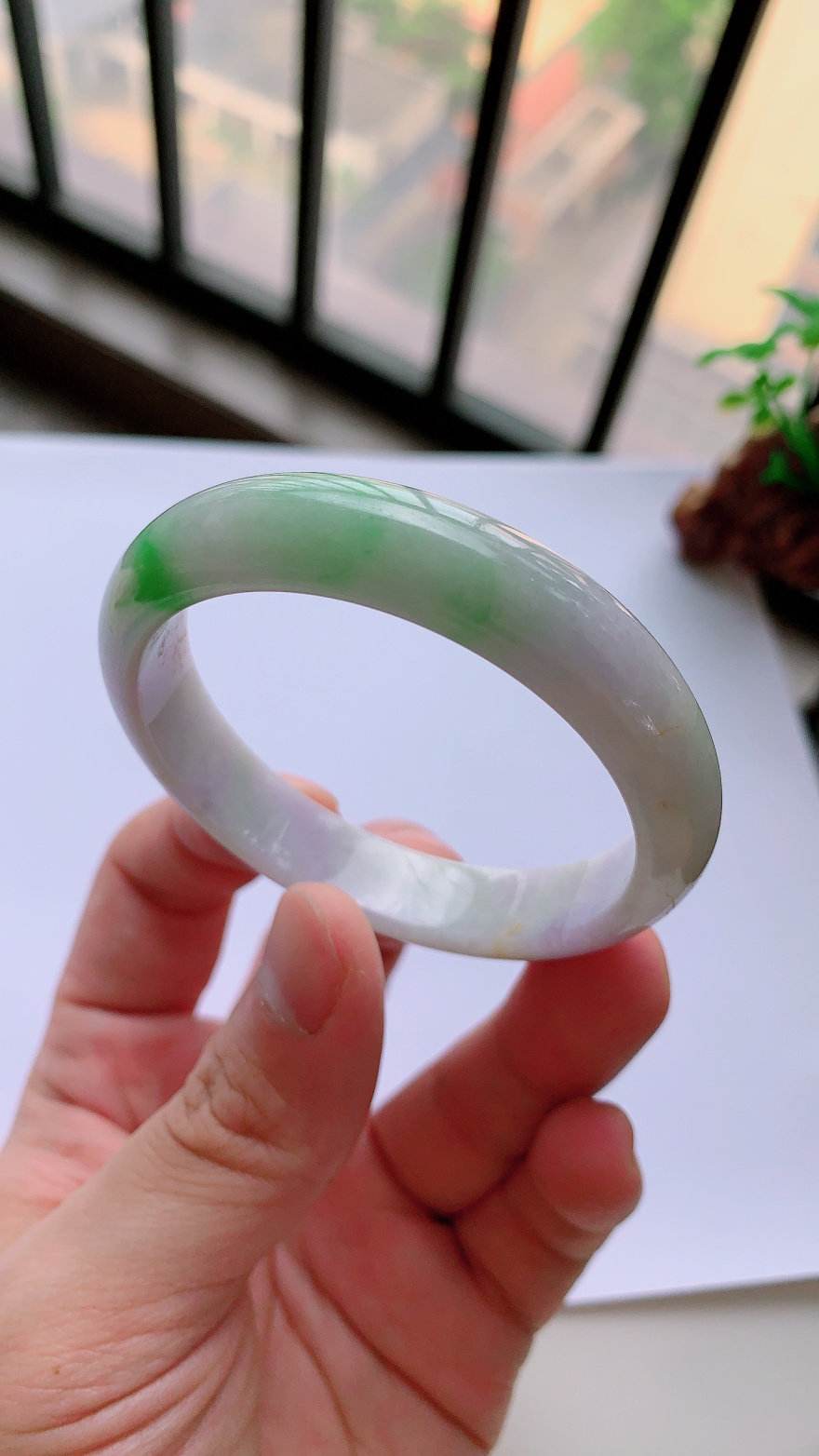 翡翠手镯和玉手镯哪个好，翡翠手镯和玉手镯哪个好?